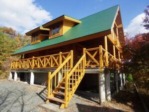 ログハウス　外壁・屋根塗装・木部改修工事の施工事例画像