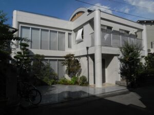 コンクリート打放しを美しくリニューアル　外壁フッ素塗装、コンクリート保護塗装、金属屋根遮熱塗装、板金工事の施工事例画像