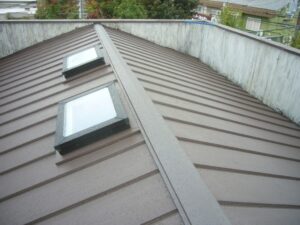 屋根　和瓦からガルバリューム鋼板屋根に葺き替え・ 天窓２ヶ所取付の施工事例画像