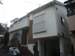 箕面市　外壁ガイナ塗装工事・玄関廻りサイディング貼りの施工事例画像