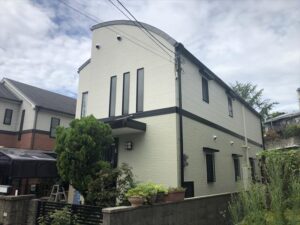 豊中市にある半円形の金属屋根とサイディング外壁を塗り替えリフォームの施工事例画像