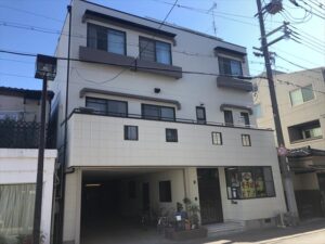 城東区の外壁面積３３０㎡の３階建て住宅を約１３２万円(税込)で塗替えの施工事例画像