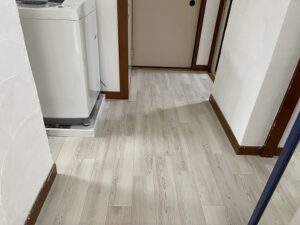 箕面市にて　洗面所の床の軋みへこみ　床下補修工事を行いましたの施工事例画像