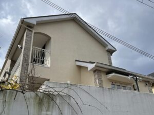 豊中市にて　外壁一面のみの汚れが目立つとの事でお問合せを頂きましたの施工事例画像