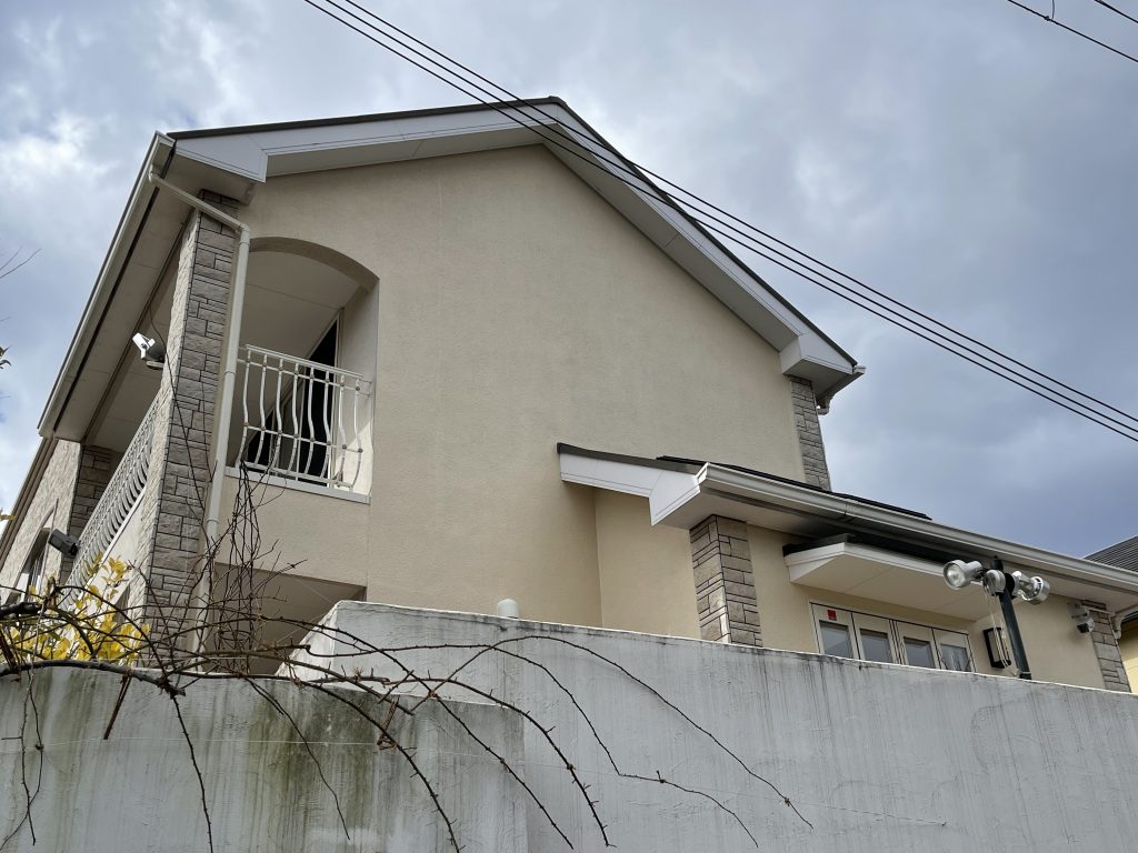豊中市にて　外壁一面のみの汚れが目立つとの事でお問合せを頂きました