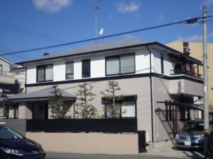 箕面市にて三井ホームの2階建てを塗り替え（その①）の施工事例画像